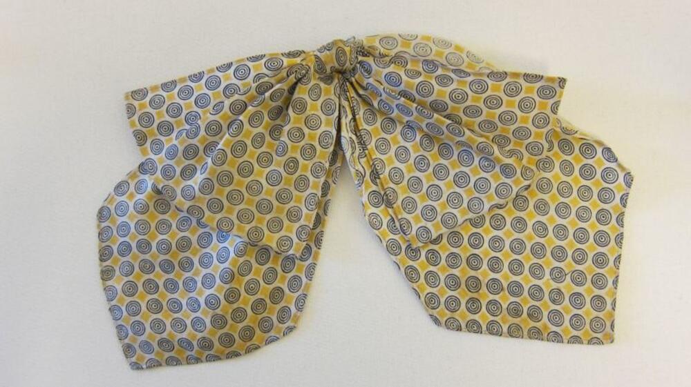 Jabot in gele, ecrukleurige en zwarte print