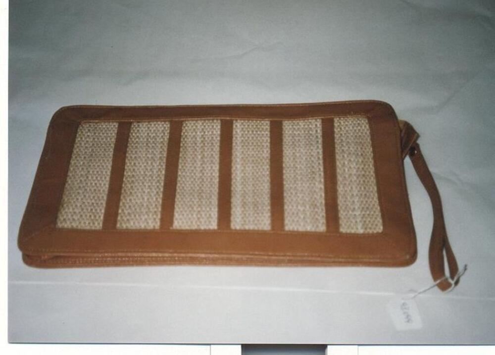 Handtas in bruin imitatieleer en naturel raffia