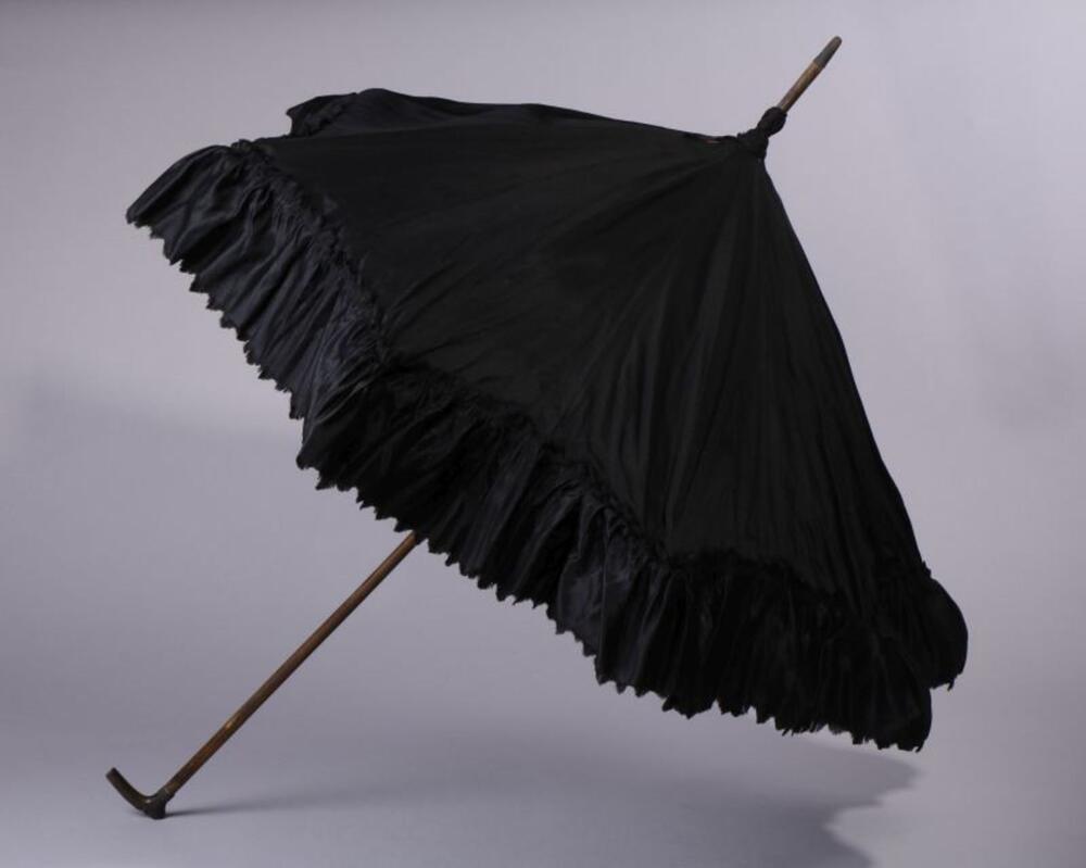Parasol in zwart satijn met ruches aan de boord