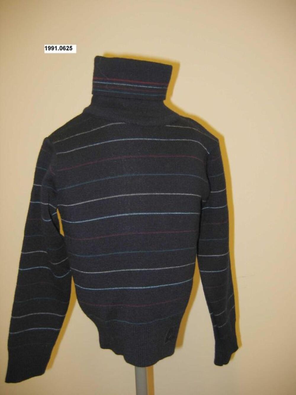 Coltrui in donkerblauw stof met horizontale lijnen