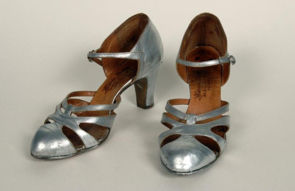 Open schoenen in zilver gekleurd leer met stevige hak