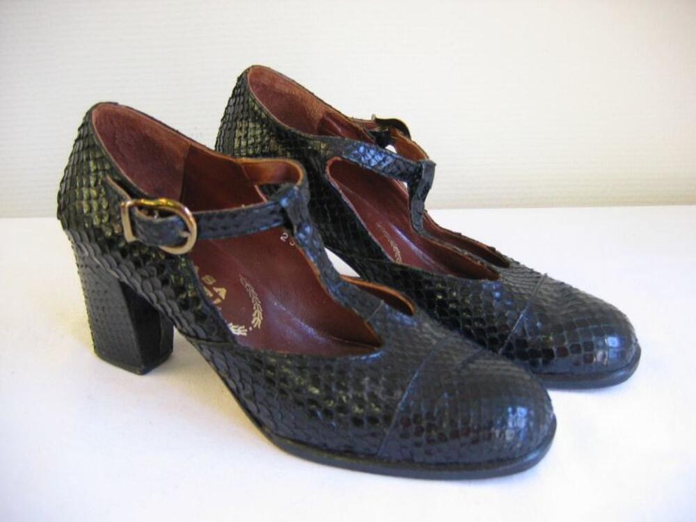 Schoenen met T-strap in zwart reptielleer met blokhak