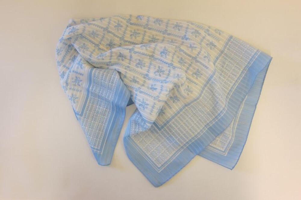 Foulard in lichtblauwe en witte polyester met bloemen- en strepenmotief