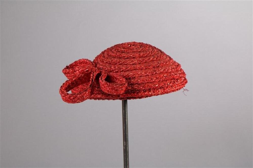 Hoed in rood gevlochten stro met grote strik