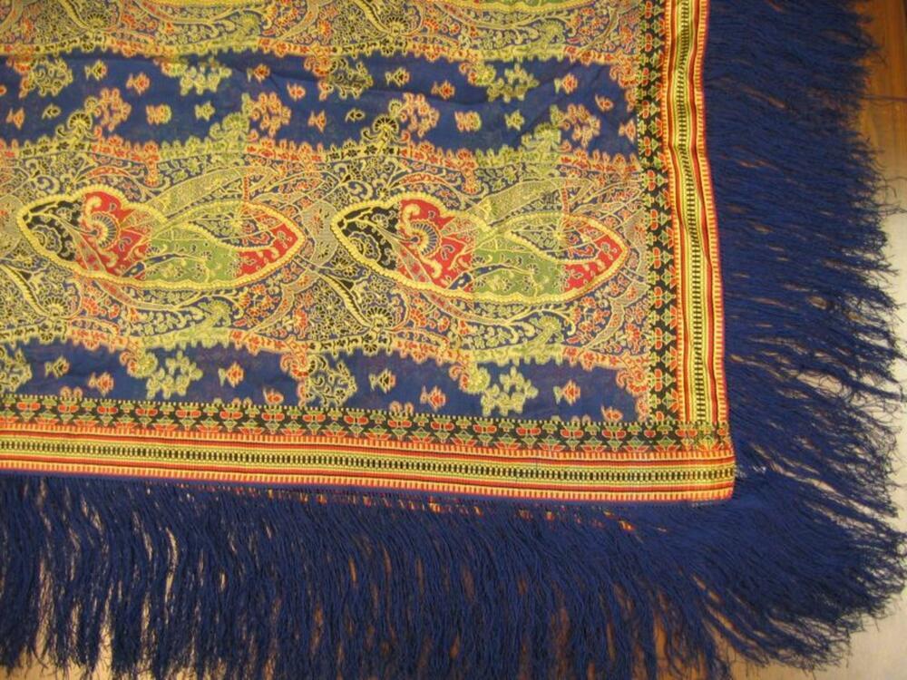 Sjaal in blauwe zijde met klassiek floraal motief