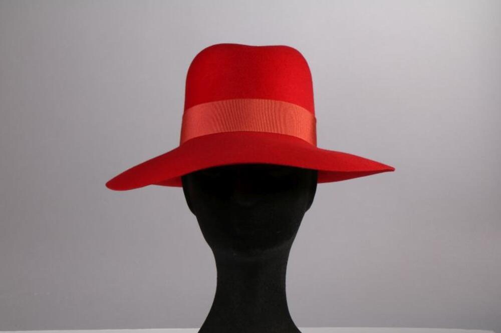 Hoed in rode vilt met rood ripslint en strik
