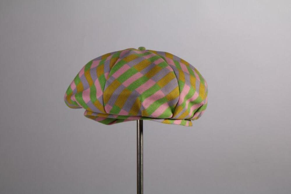 Baret met rechthoeken in geel, groen, roze en paars