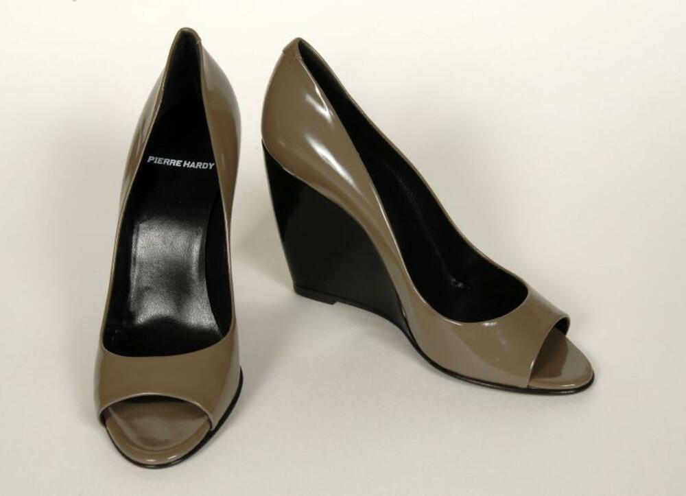 Pumps in taupe lakleer