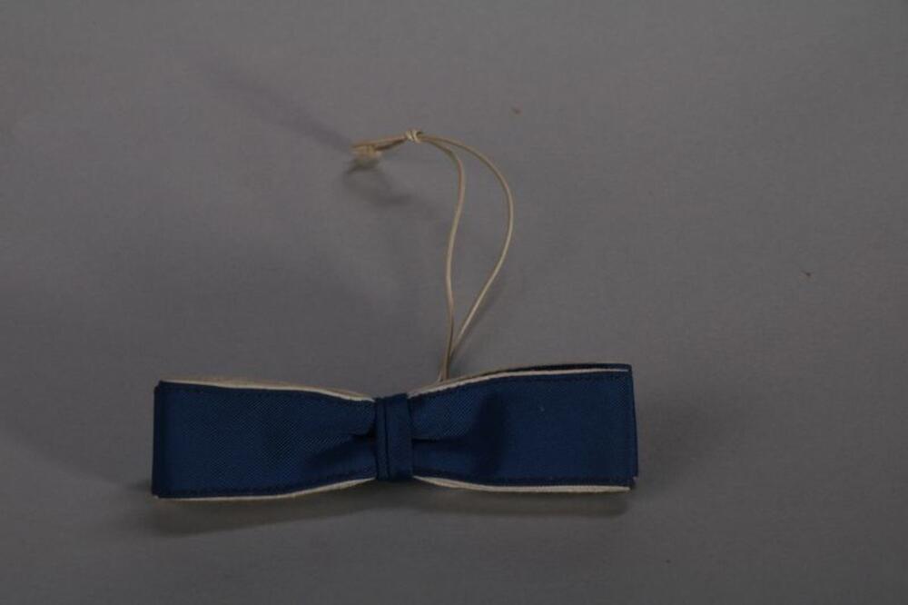 Strik in blauwe stof