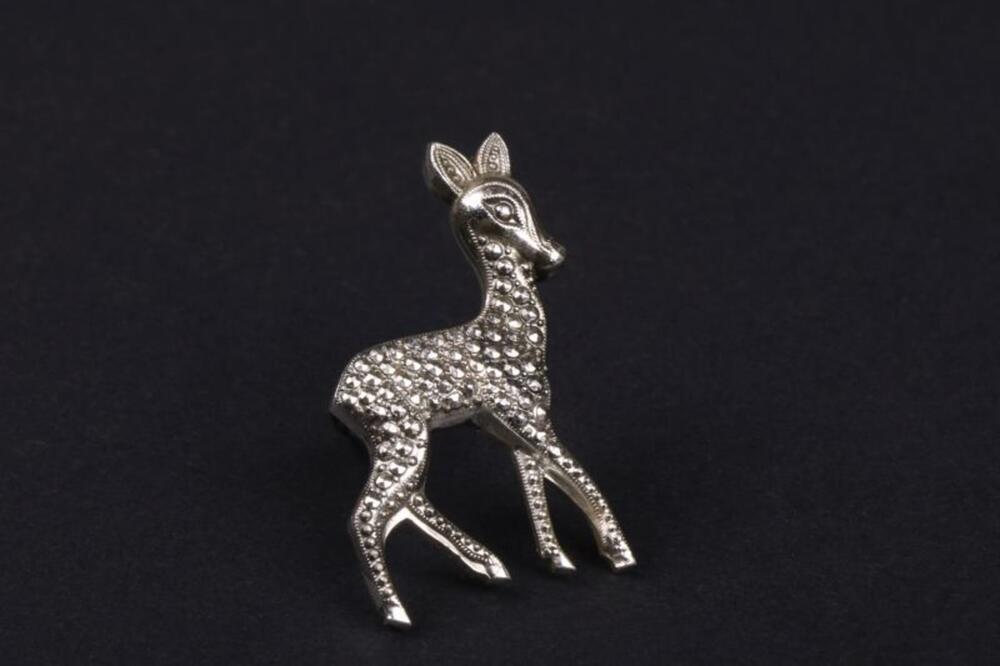 Broche in wit metaal in de vorm van een hert