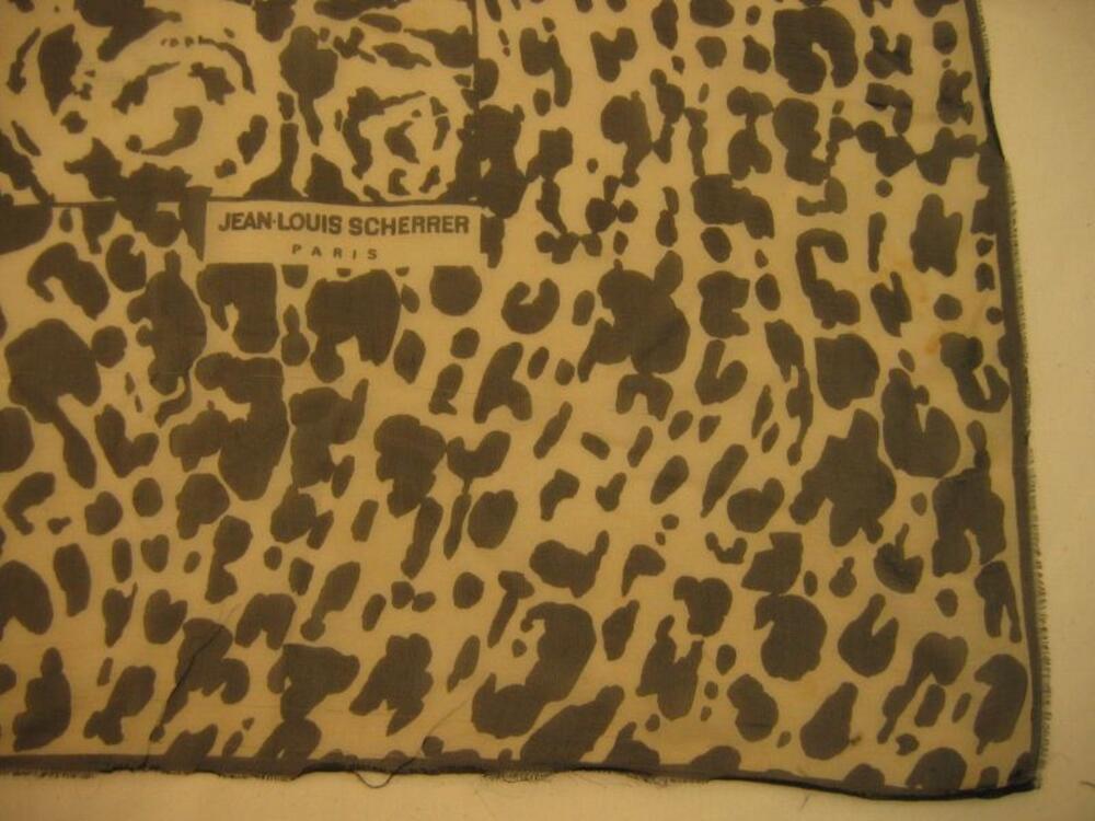 Foulard in ecru zijde met zwarte, gevlekte tekening