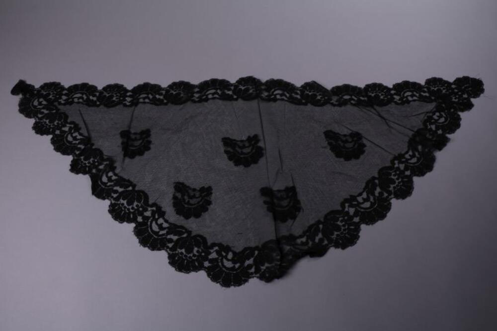 Mantilla in zwarte kant
