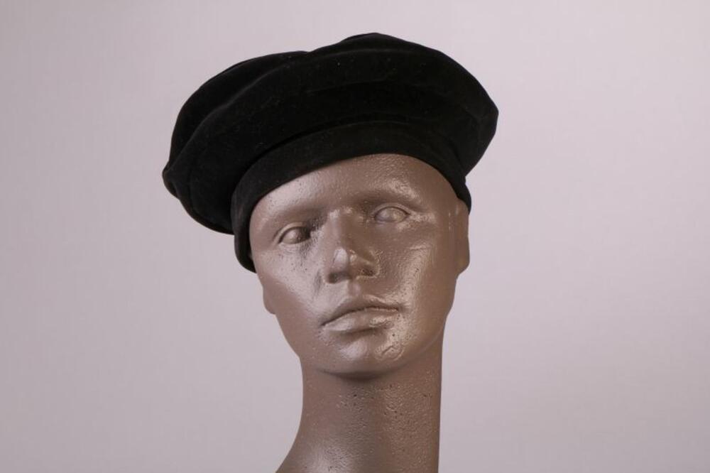Baret in zwart fluweel versierd met stiksel