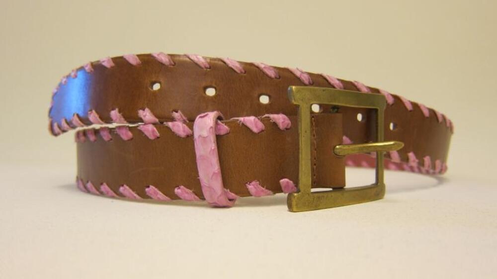 riem in natuurkleurig leer met roze zijsteken