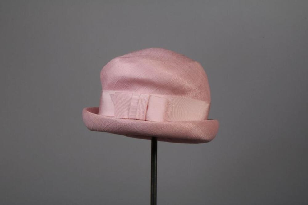 Hoed in roze imitatielinnen