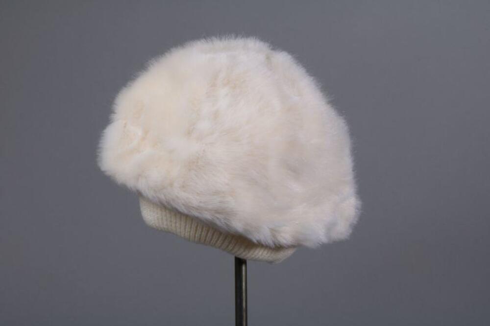 Muts in witte imitatiebont