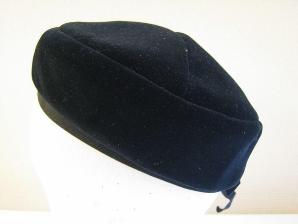 Baret in zwarte fluweel