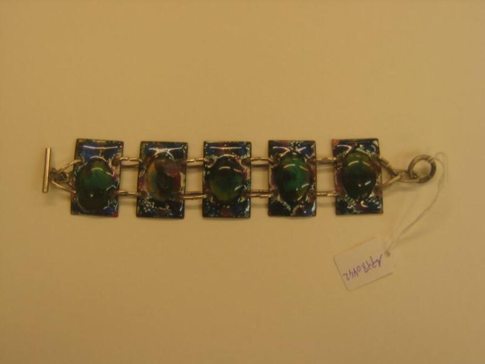 Armband met vijf geschakelde metalen kleine platen met gekleurde keramiek en ovale glazen stenen