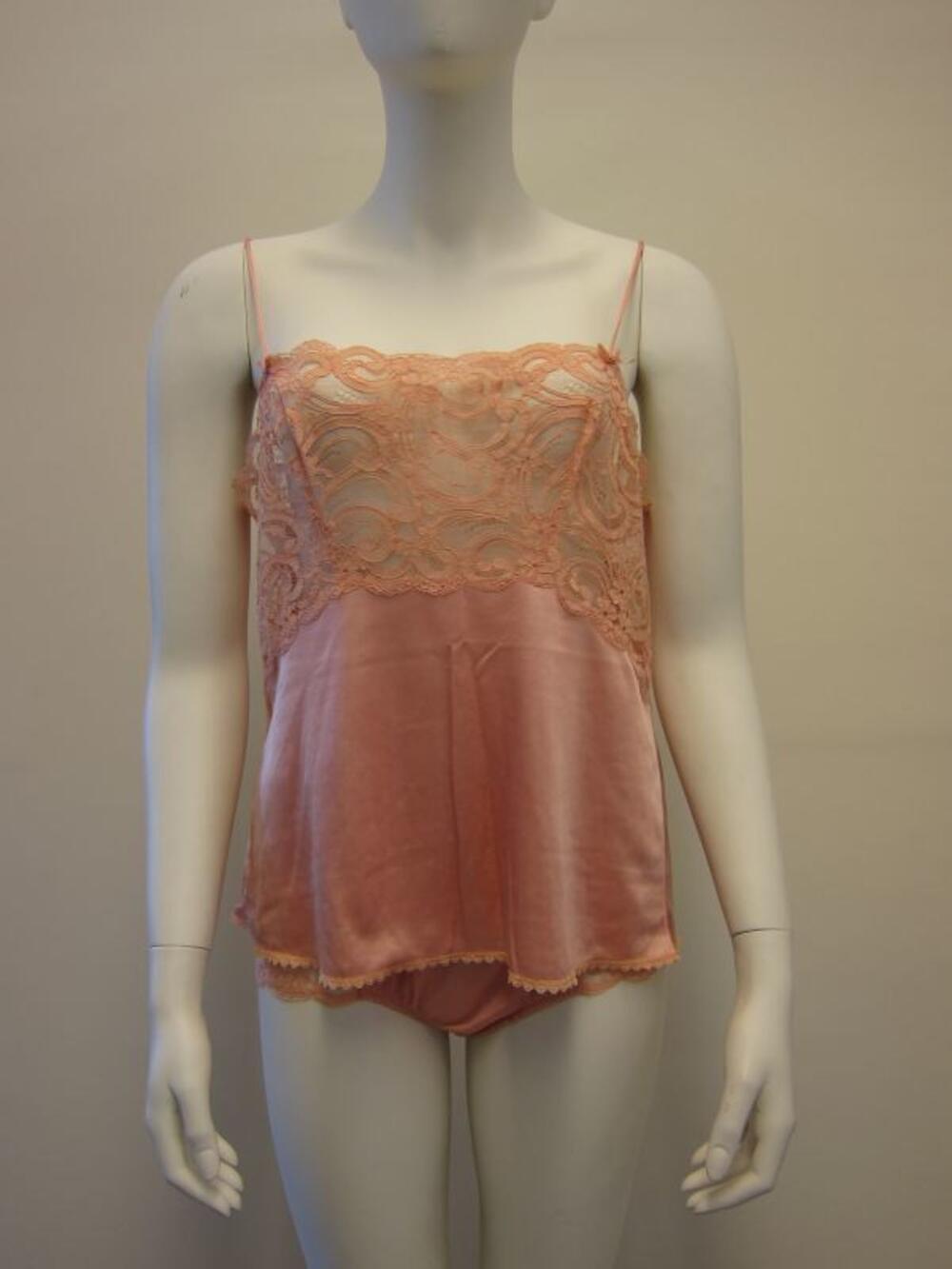 Ensemble in zalmroze nylon bestaande uit onderhemd en onderbroek