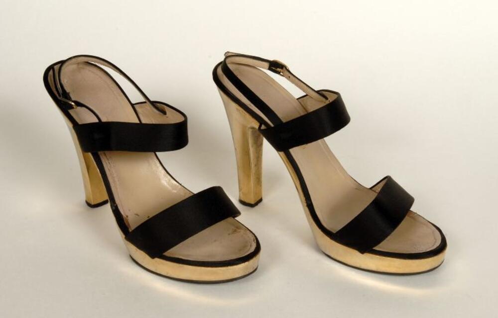 Sandalen in zwarte zijde met hoge hak