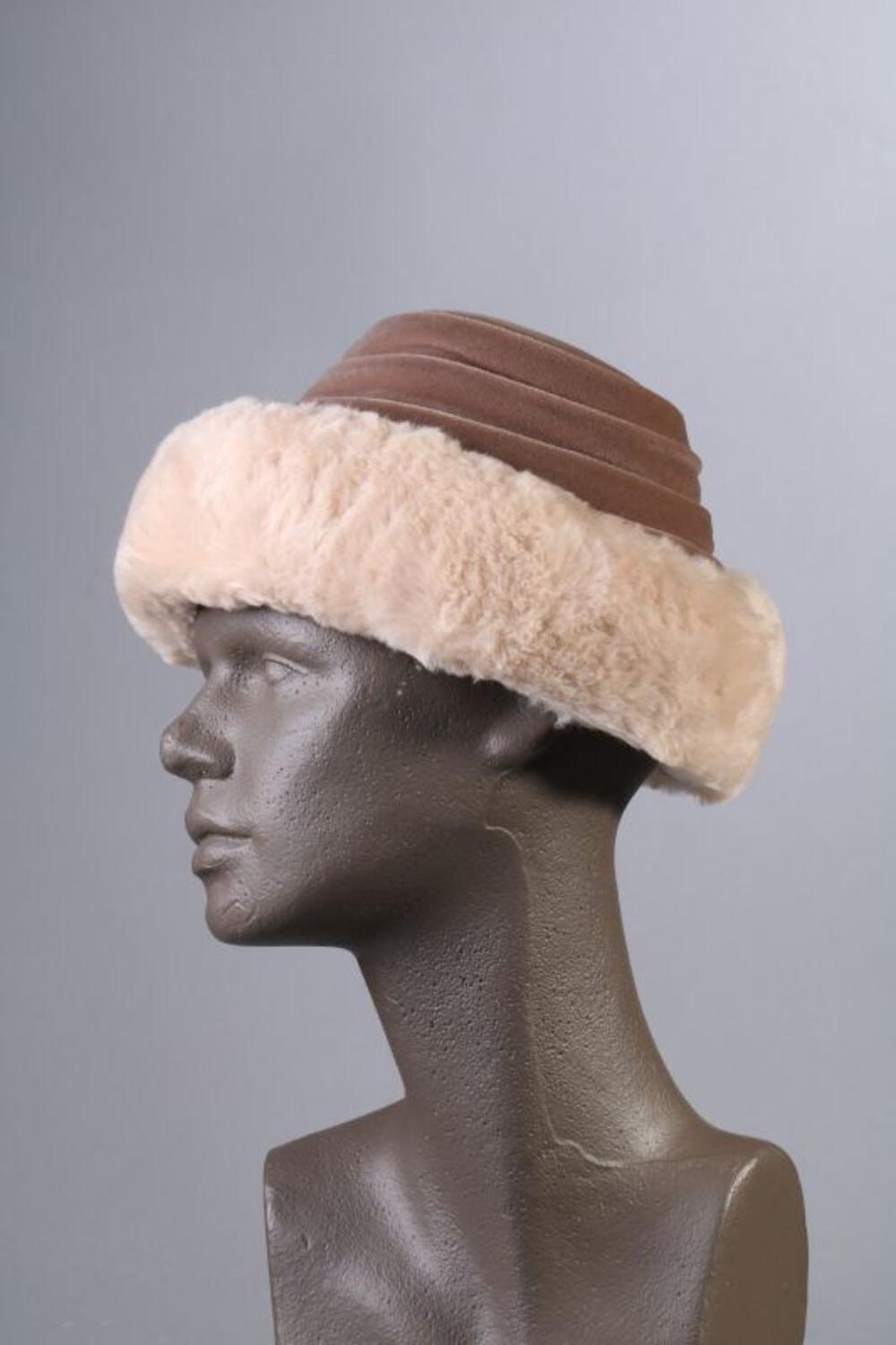 Hoed in beige fluweel met boord in imitatiebont