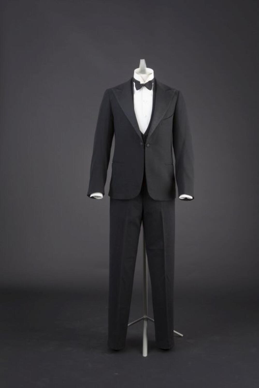 Zwarte herensmoking bestaande uit, smokingjasje, broek en gilet.