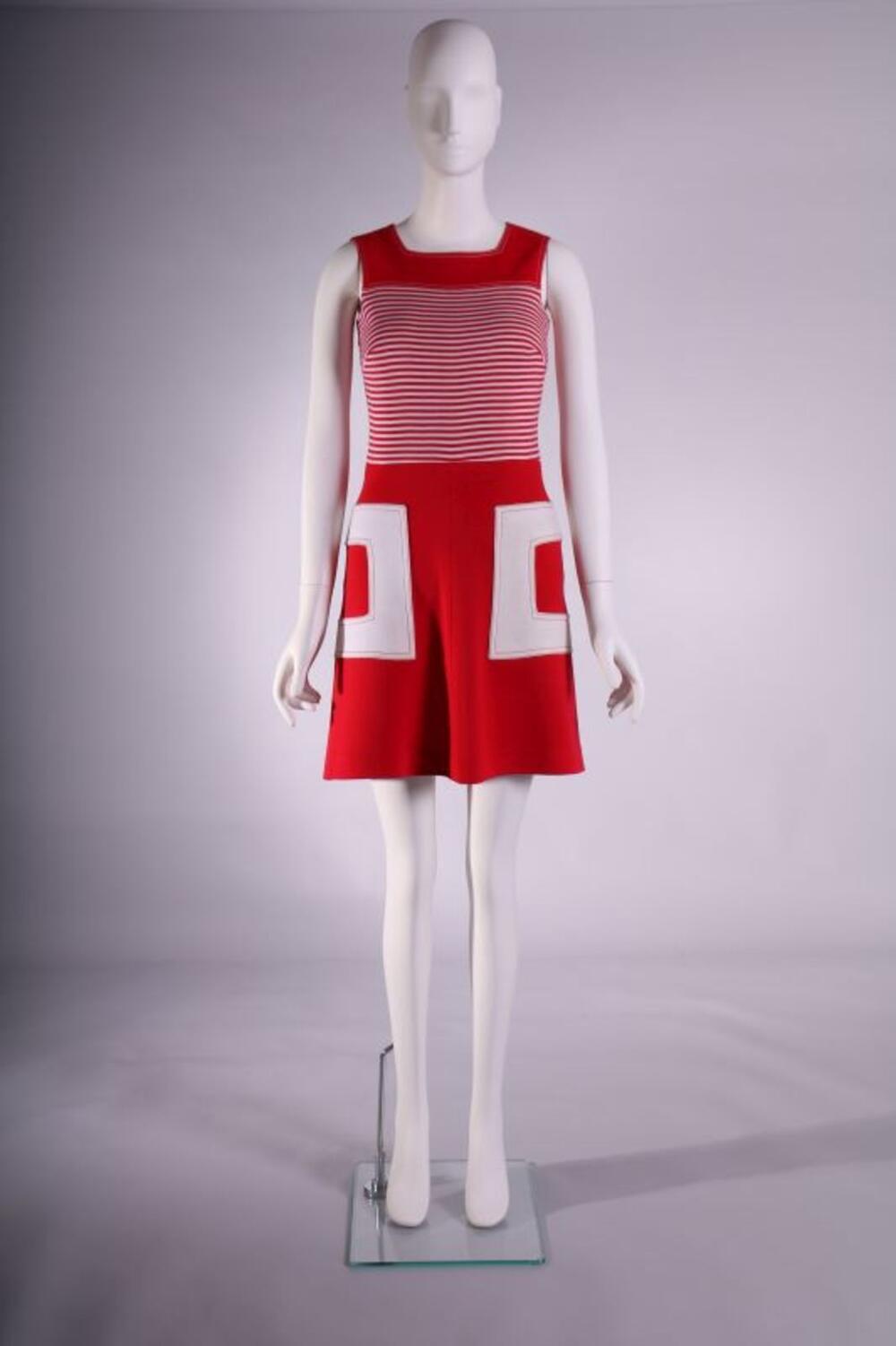 Overgooier in rood wol met witte, horizontale strepen in het corsage en witte valse zakken op het…