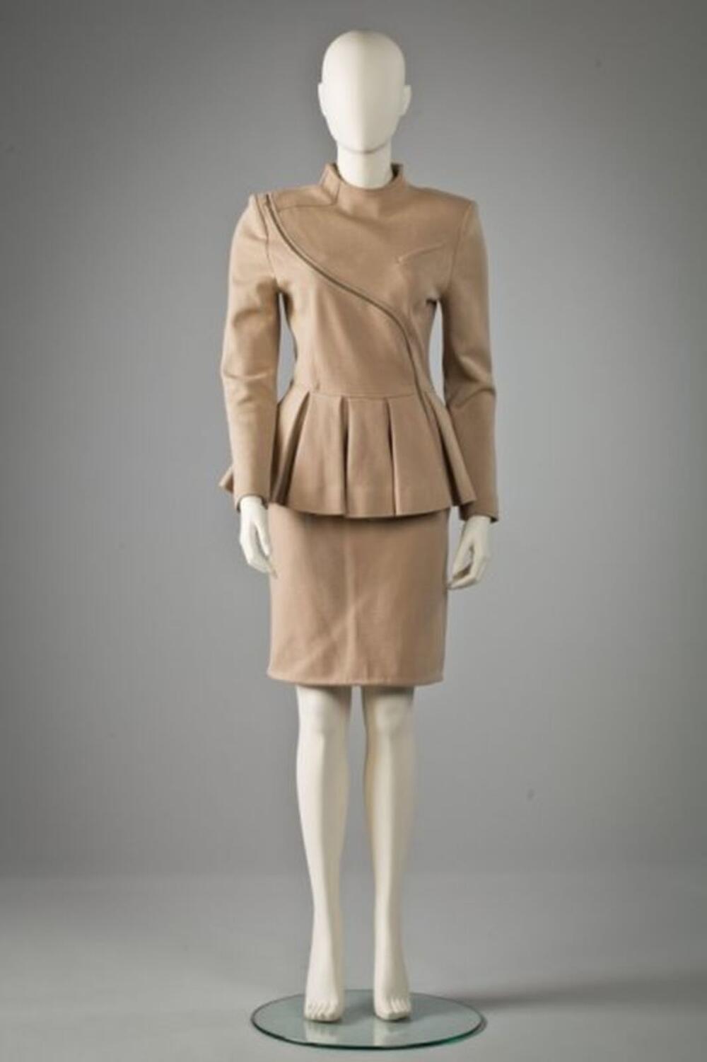 Mantelpak bestaande uit rok en jasje in beige wol