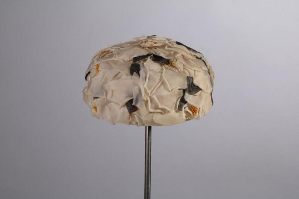 Hoed in gedrapeerde gele nylon met witte bloemblaadjes