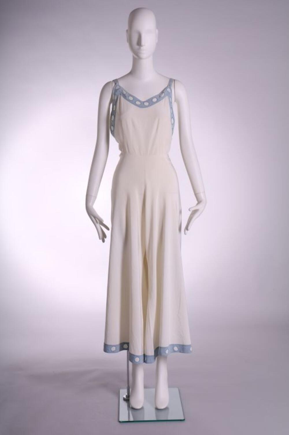 Jumpsuit in ecrukleurige zijde met blauwe opgestikte versieringen