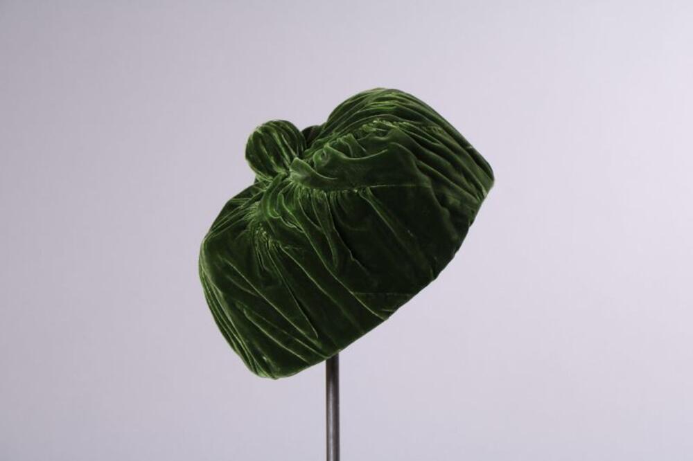 Hoed in groen fluweel met pompon