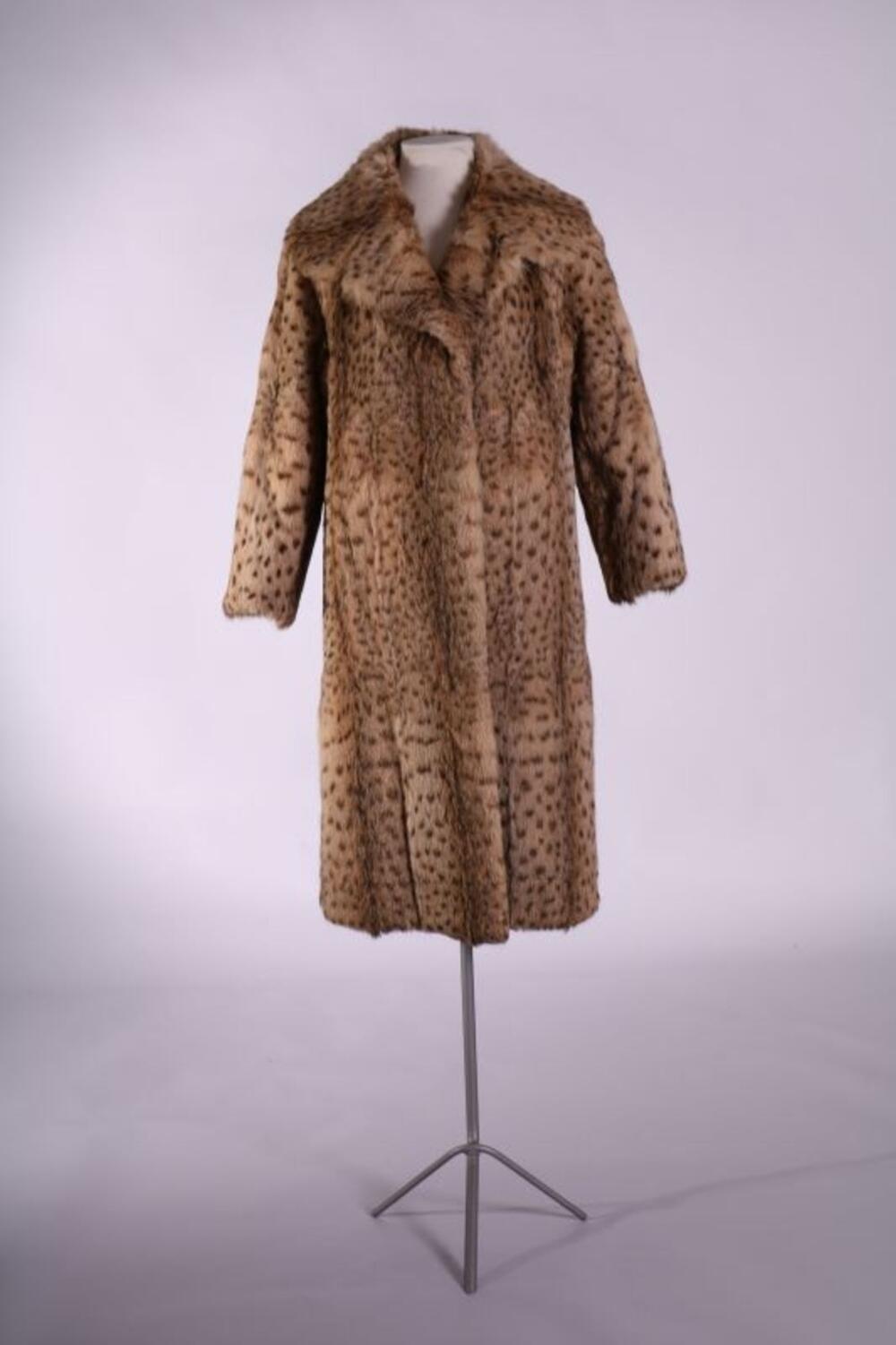 Ensemble bestaande uit een bontmantel en bontmuts in babyluipaard