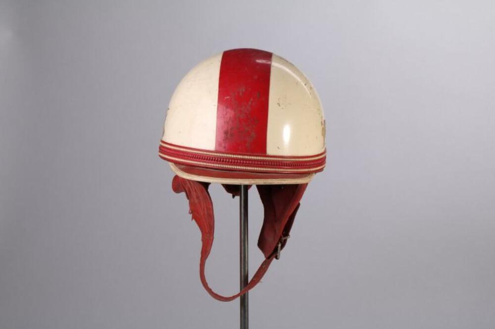 Helm in wit en rood gestreepte kunststof met klep in skai
