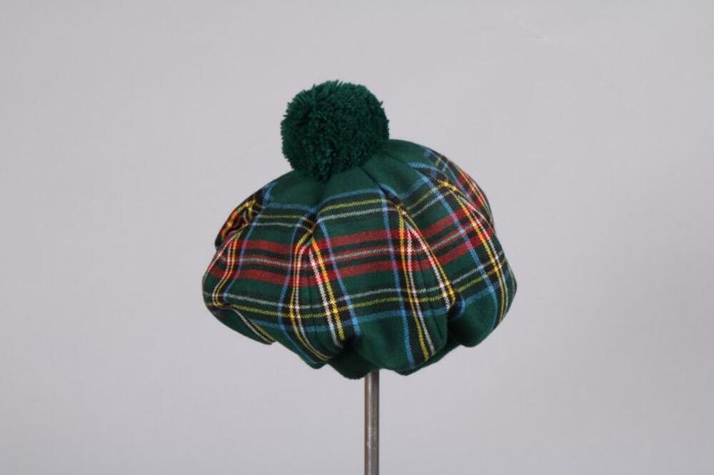 Bonnet in wol met Schotse ruit