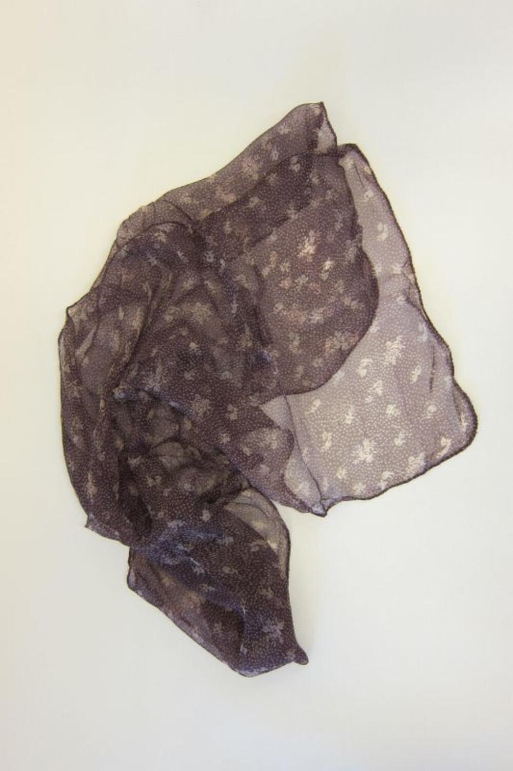 Foulard in auberginekleruige organza met kleine bolletjes en motieven