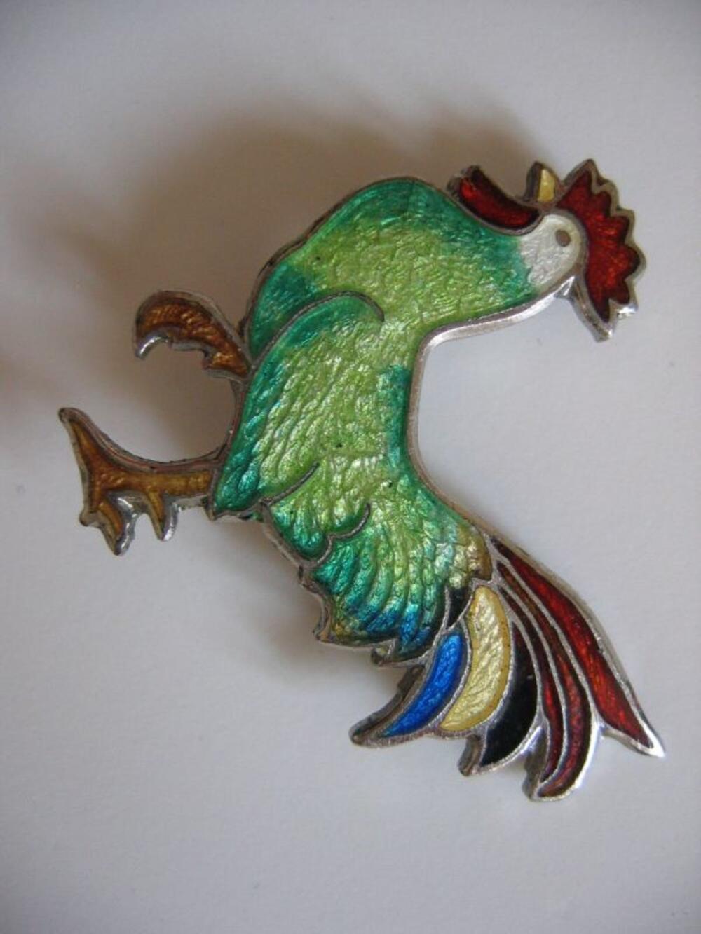 Broche in gekleurd metaal in de vorm van een haan