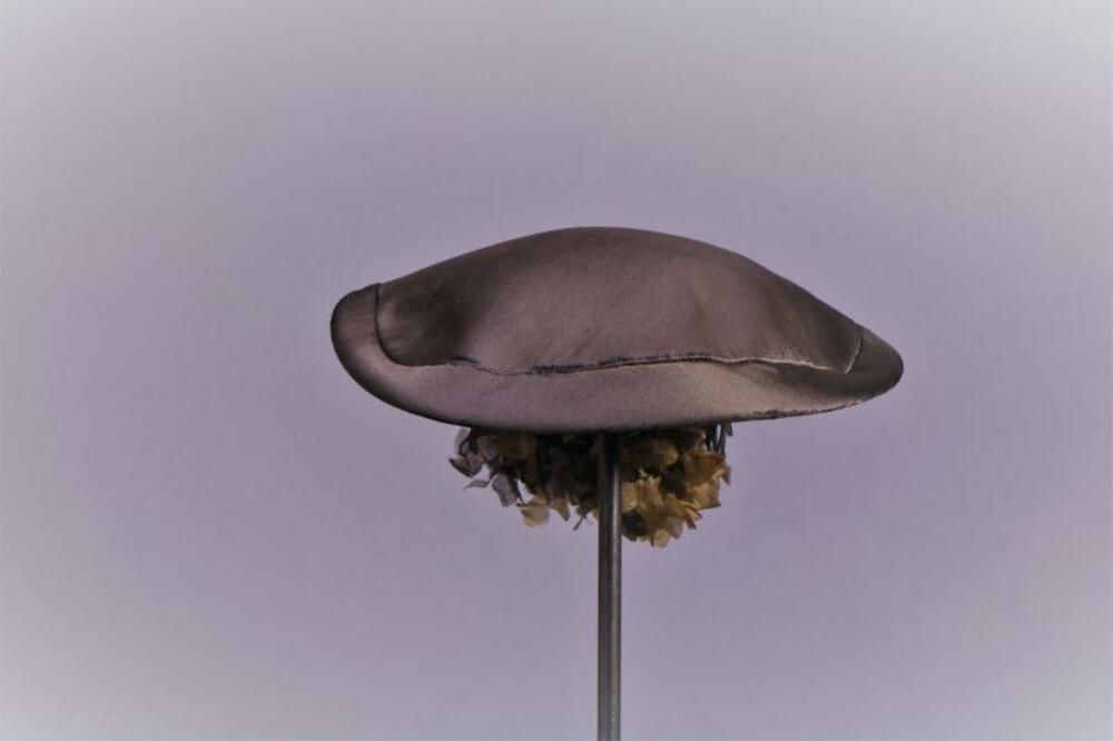 Hoed in grijs satijn met zijden bloemen
