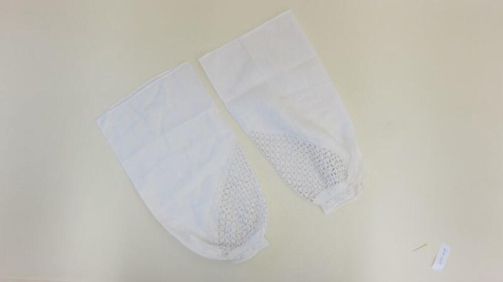 Mouwen in wit katoen versierd met broderie anglaise
