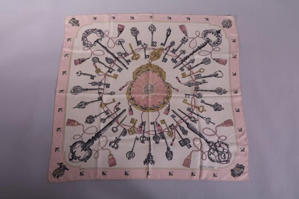 Foulard in roze en ecrukleurige zijde met print