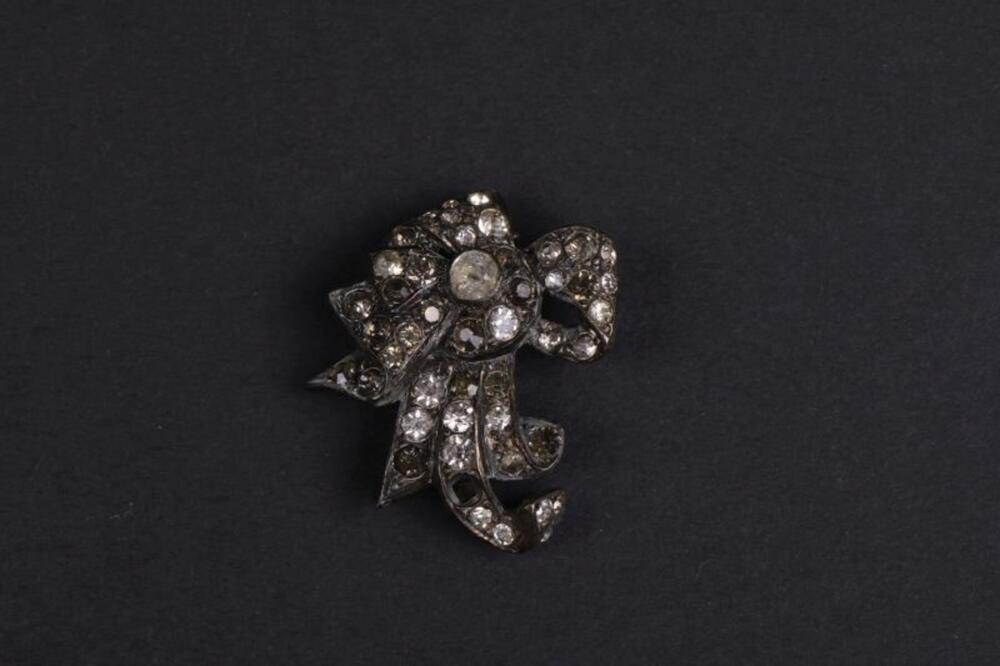 Broche in zilver met stras versierd