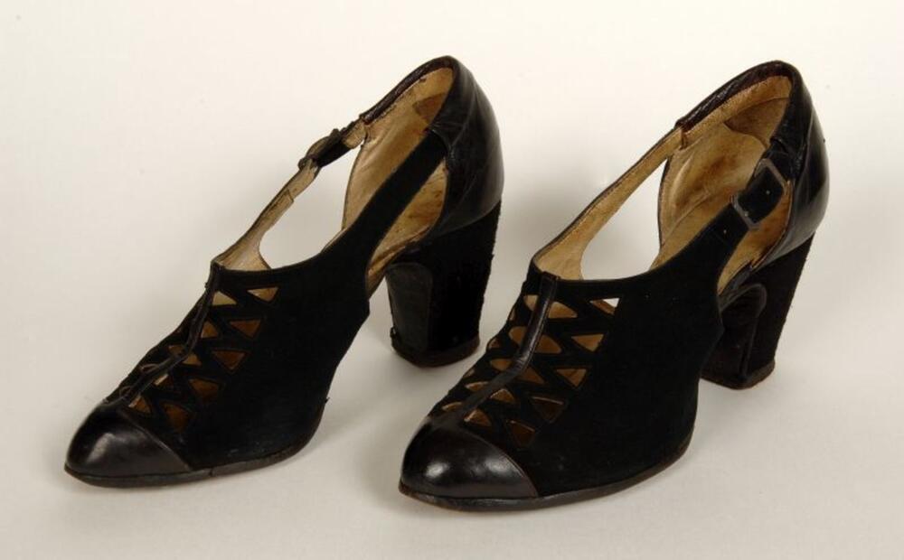 Schoenen in zwarte suède met opengewerkt voorblad