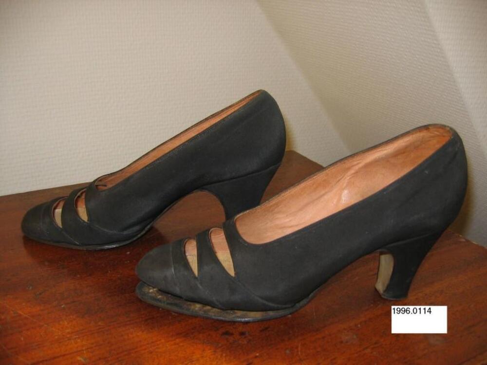 Pumps met stevige hak in zwart satijn