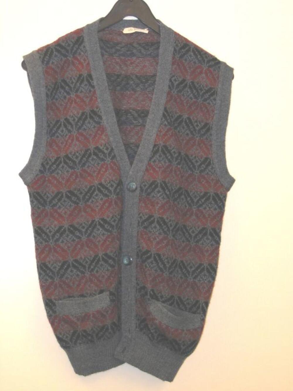 Mouwloze cardigan in grijs-rood-oranje-blauw en zwart breiwerk