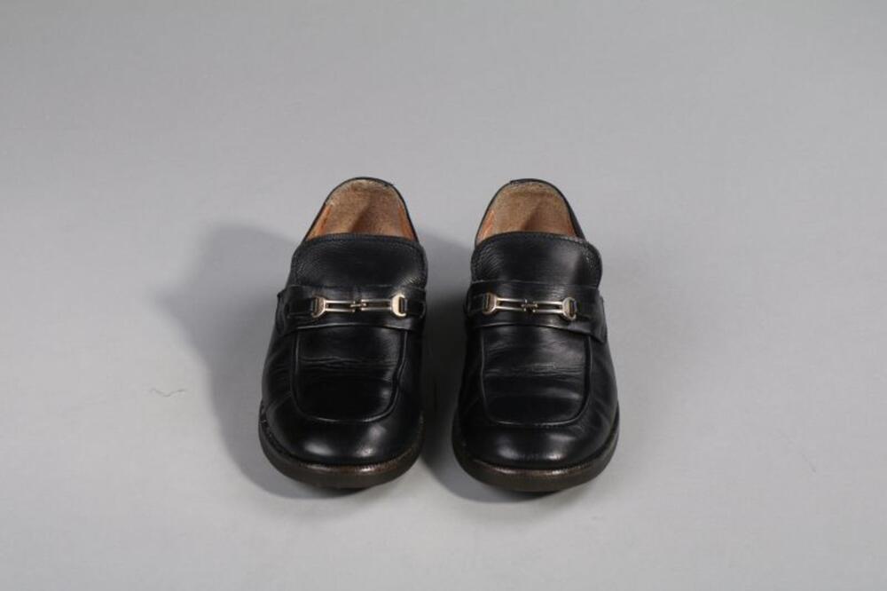Jongensschoenen in blauw leer met metalen versiering op de wreef