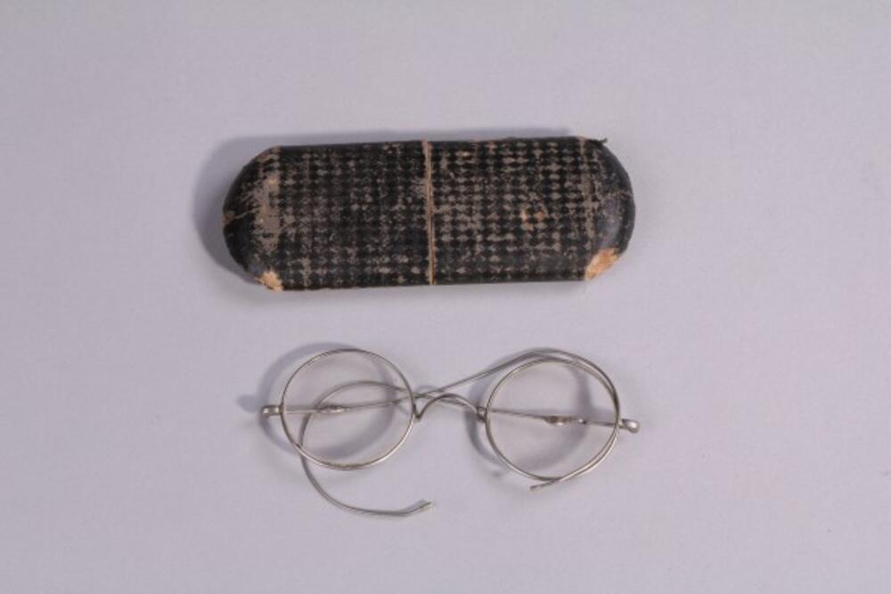 Bril met zilverkleurig metalen montuur en bijpassende brillenkoker