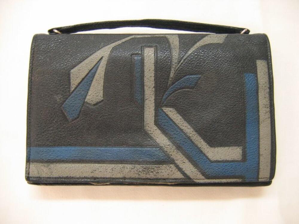 Enveloppetas in donkerblauw leer met art deco motief