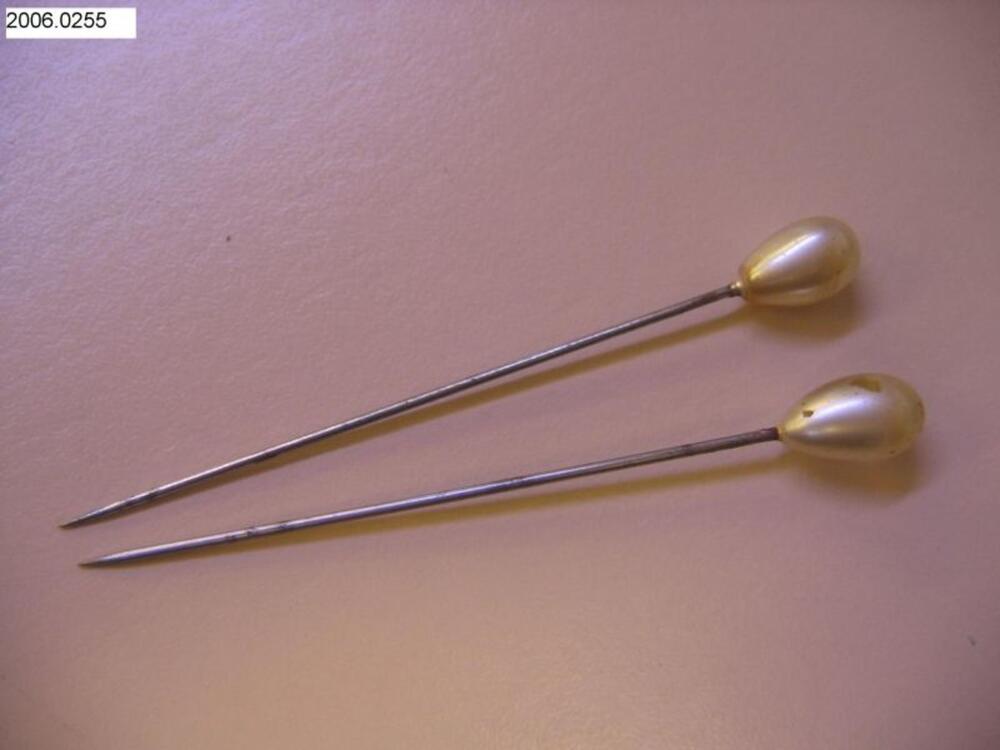 Set met twee metalen hoedenspelden met een ovaalvormige knop in parel