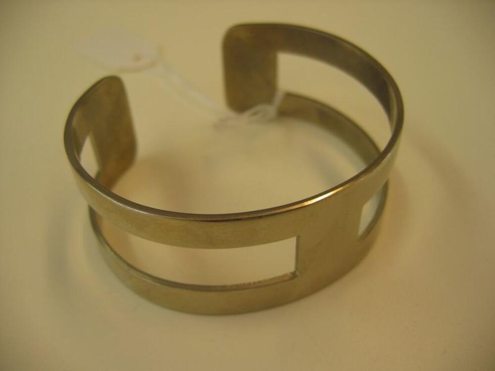 Armband in wit metaal met open structuur