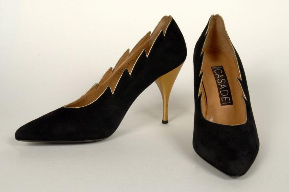 Schoenen in zwarte suède met goudkleurige hak