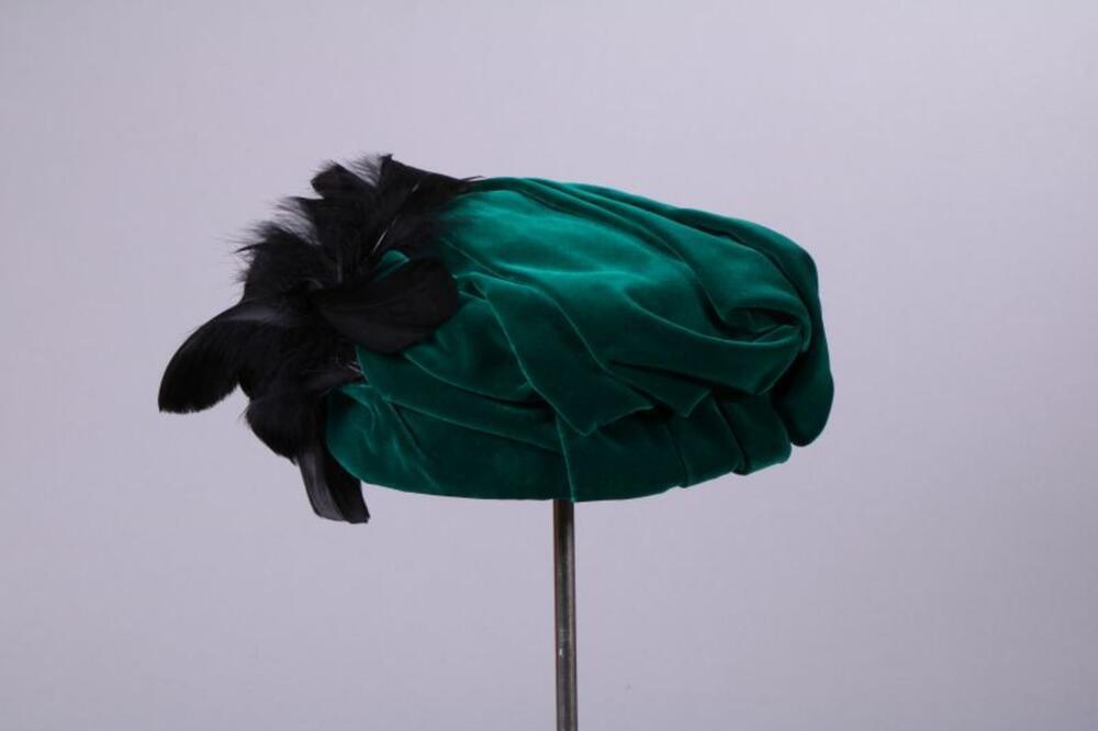 Hoed in groen fluweel met zwarte pluimen